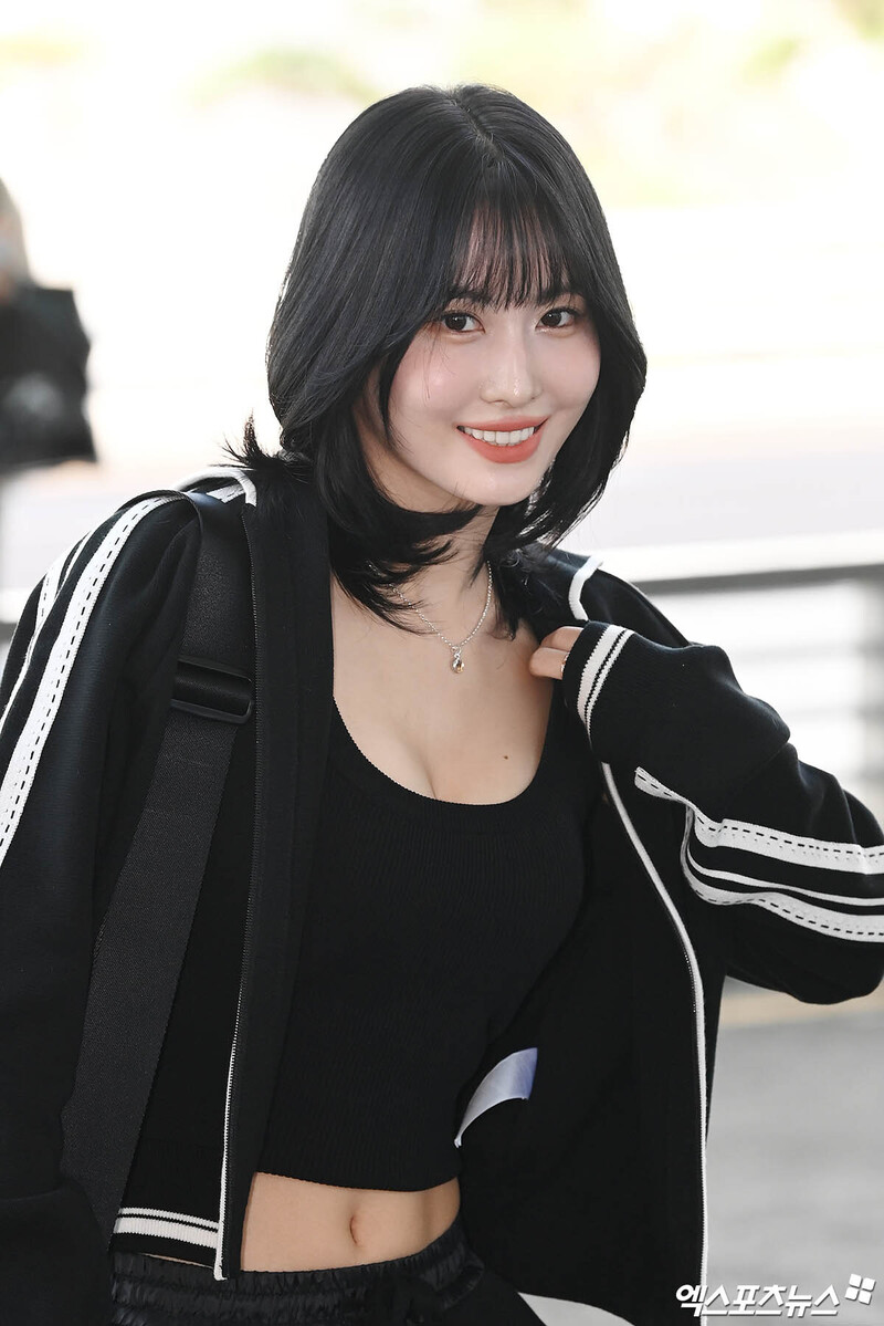 230918 TWICE Momo at Incheon International Airport documents 7