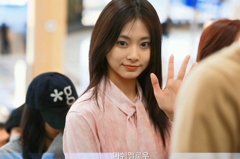 241030 TWICE Tzuyu at Gimpo Airport documents 2