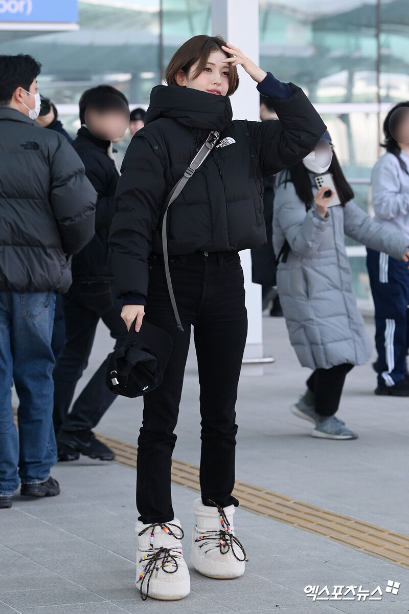 250102 Jeon Somi at Incheon Airport documents 3