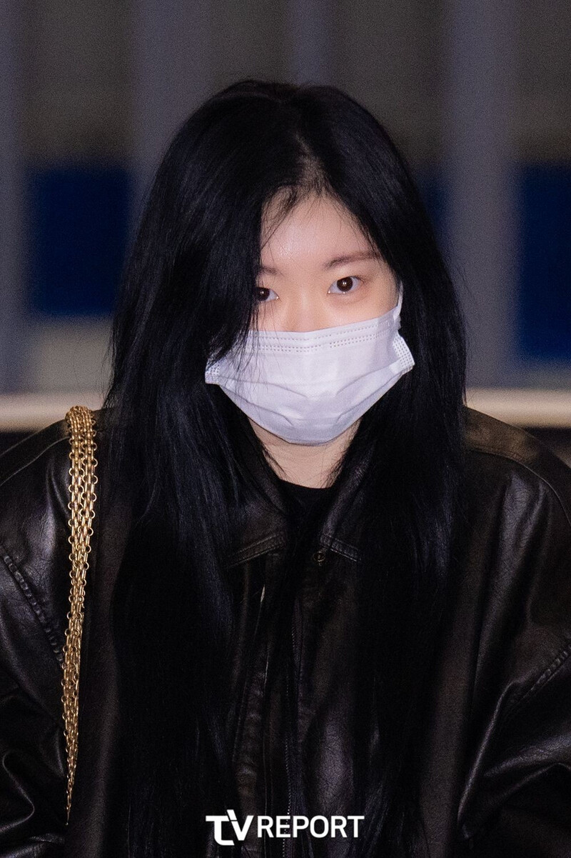 250104 Itzy Chaeryeong at Incheon Airport documents 2