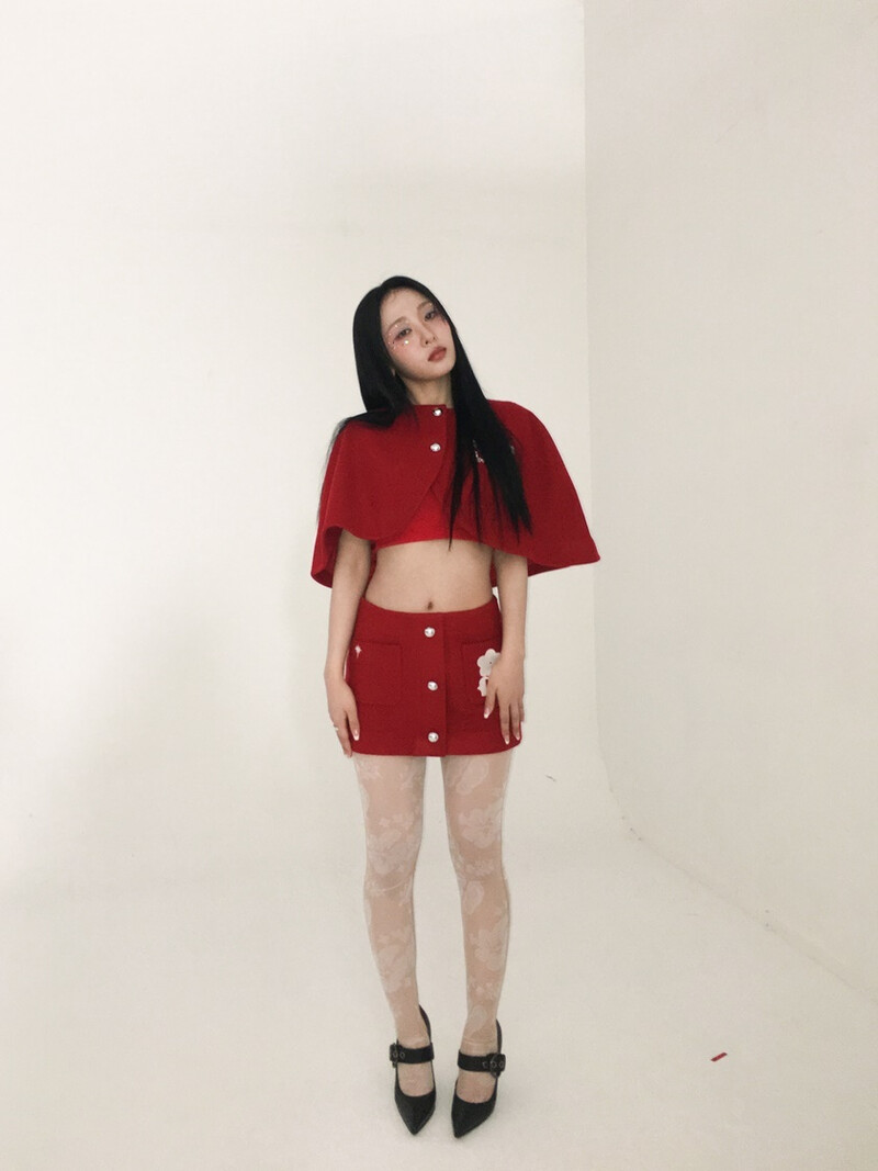 Genie Behind the scenes for YVES - I_Did album photoshoot documents 10