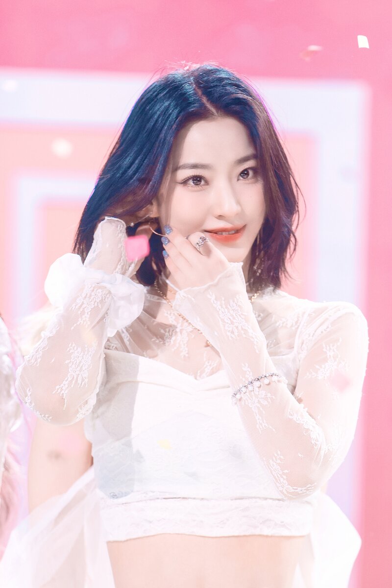 220123 fromis_9 Saerom - 'DM' at Inkigayo documents 13