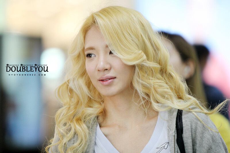 121003 Girls' Generation Hyoyeon at Gimpo Airport documents 3