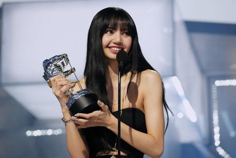 220828 BLACKPINK Lisa at MTV Video Music Awards documents 4