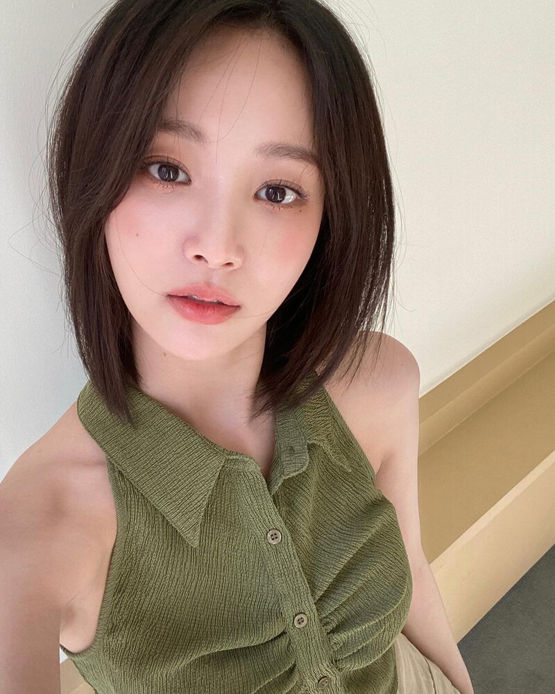 230319 Yeonwoo Instagram Update documents 2