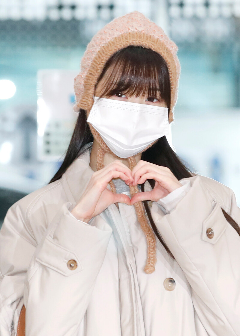 240206 IVE Wonyoung at Gimpo International Airport documents 1