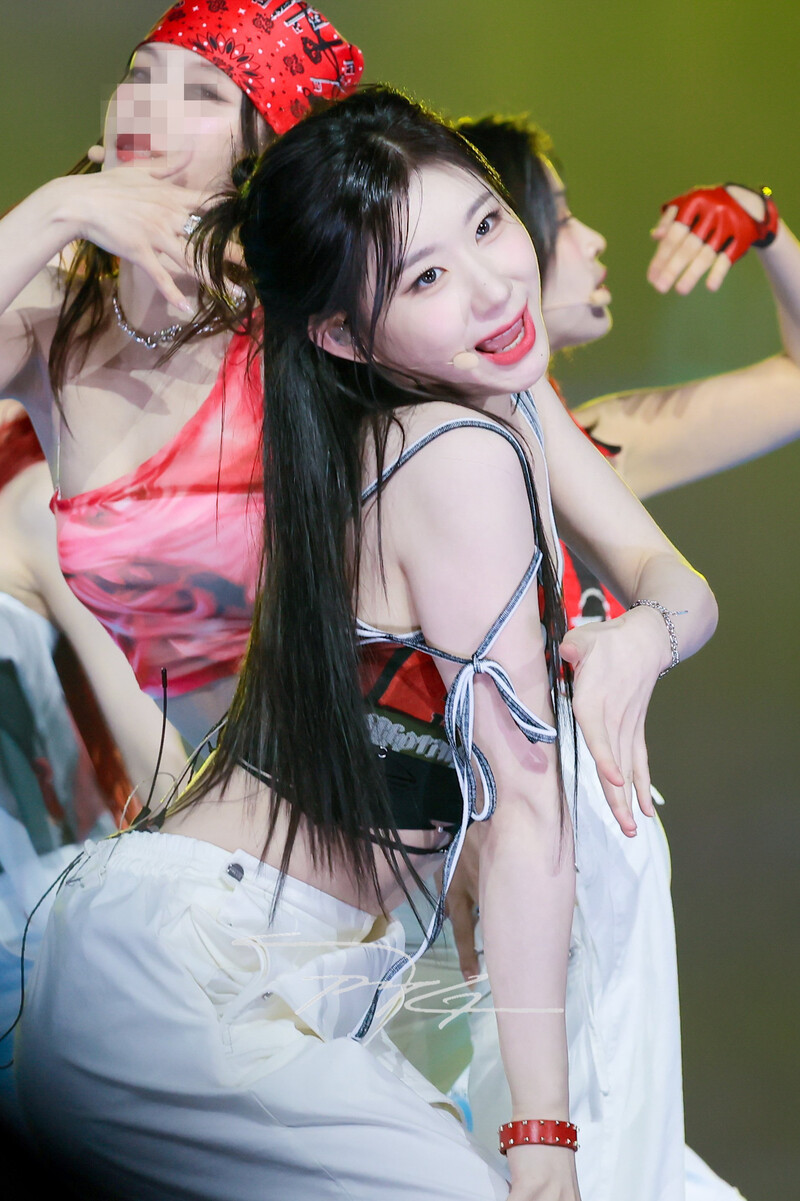 240602 ITZY Chaeryeong at K-Wave Concert Inkigayo documents 9