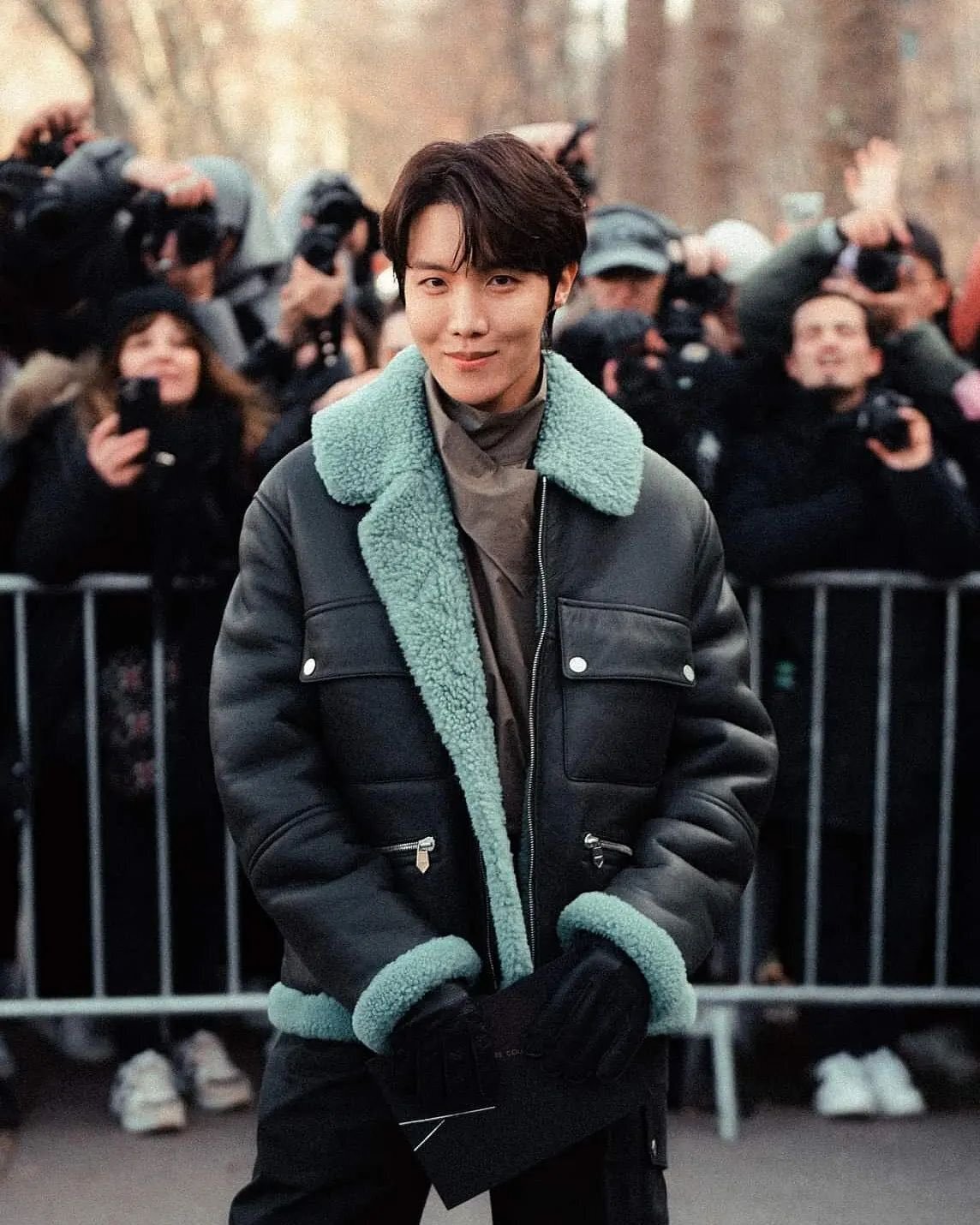 hourly j-hope (slow) on X: j-hope leaving for Paris to attend the Louis  Vuitton Menswear Fall/Winter 2023 Fashion Show. J-HOPE X LOUIS VUITTON  #jhopeXLouisVuitton  / X