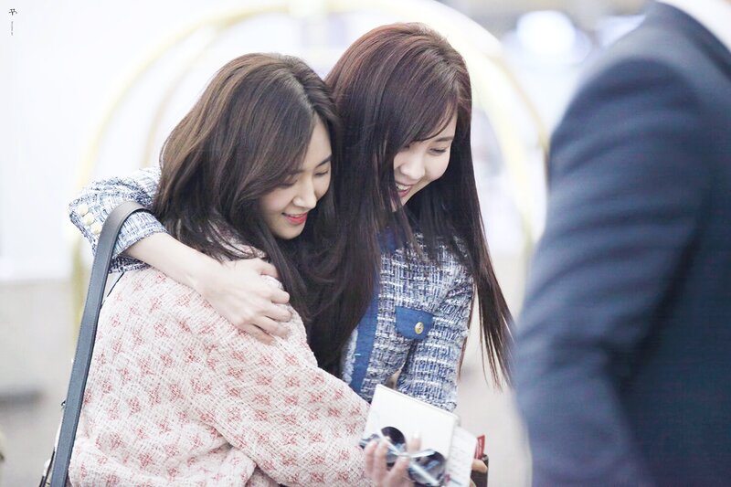 170310 Girls' Generation Seohyun and Yuri at Incheon Airport documents 2