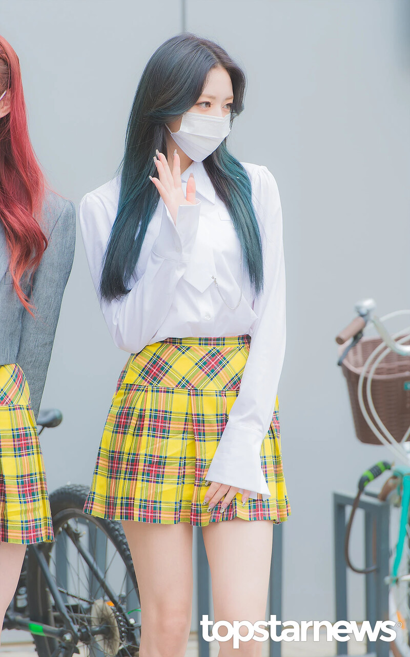 210422 ITZY Yuna on the way to film Knowing Brothers documents 4