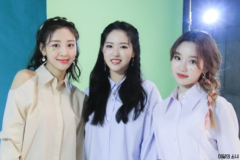 210423 Blockberry Naver Post - LOONA's Yves, Gowon & Olivia Hye Pilates Magazine Behind documents 2