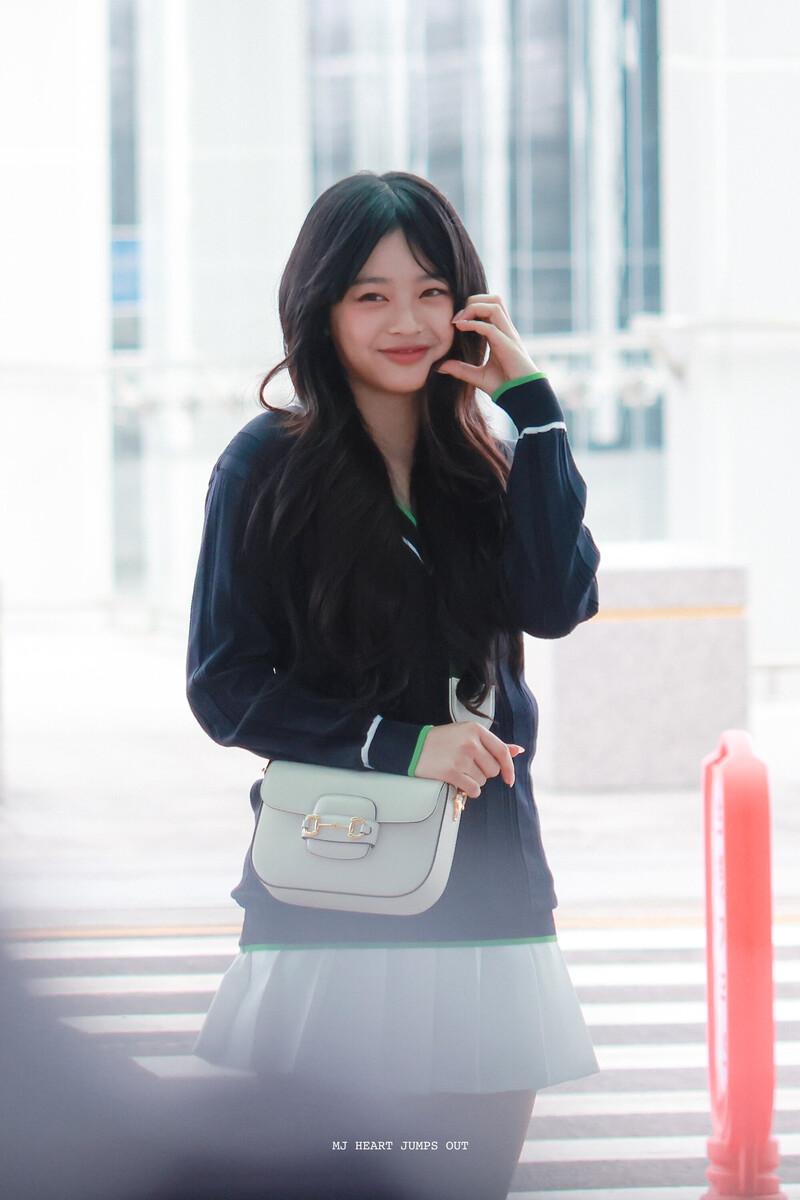 230921 NewJeans Hanni - Incheon International Airport documents 14