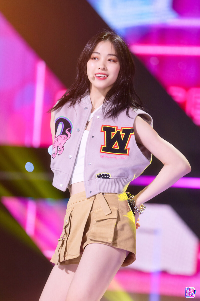 220724 ITZY Ryujin - 'SNEAKERS' at Inkigayo documents 11