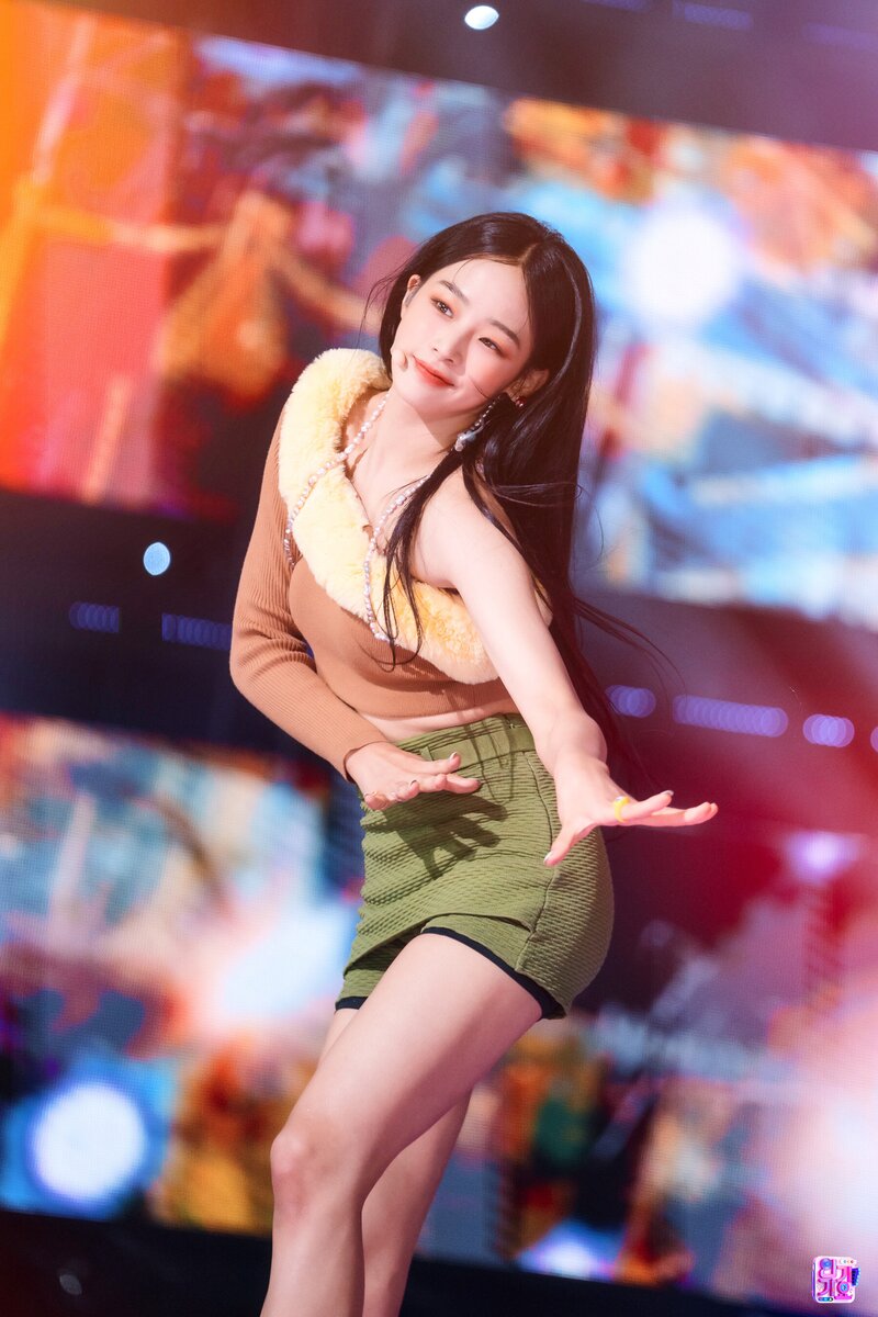 220821 NewJeans Minji - 'Attention' at Inkigayo documents 24