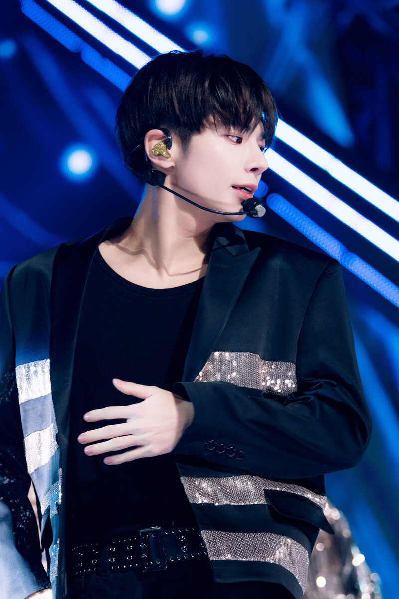 231015 TXT Taehyun - 'Back for More' and 'Chasing That Feeling' at Inkigayo documents 15