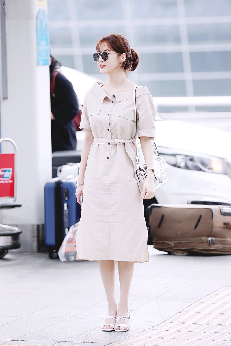 180430 Girls' Generation Seohyun at Incheon Airport documents 3