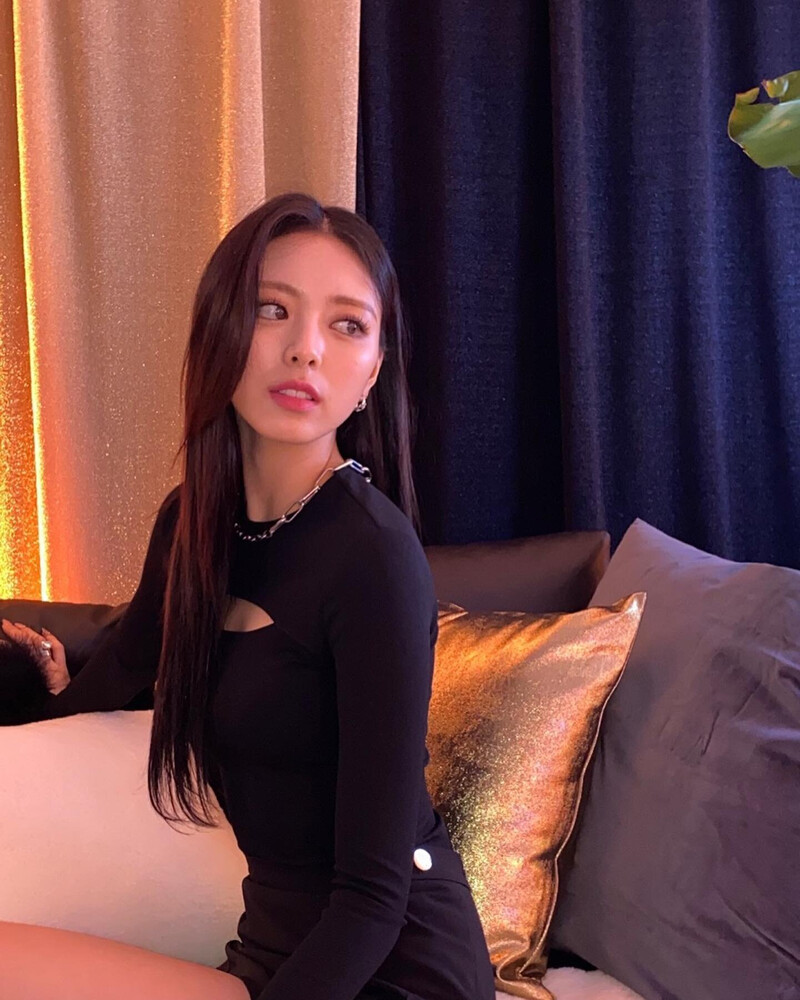 220103 ITZY Instagram Update - Yuna documents 8