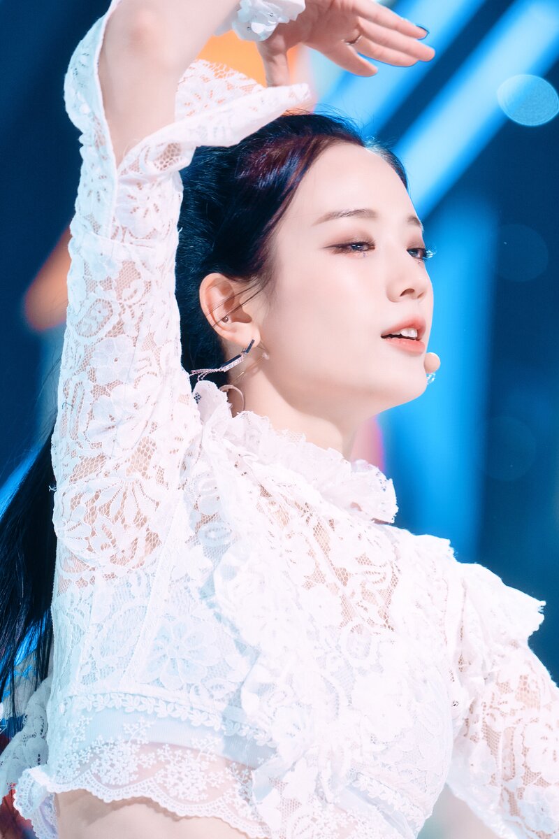 220123 fromis_9 Gyuri - 'DM' at Inkigayo documents 9