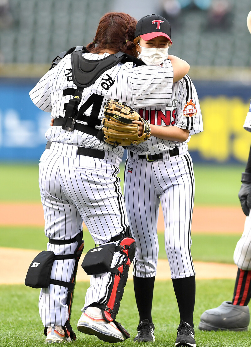 210529 Apink Bomi - LG Twins 1st Pitch documents 10