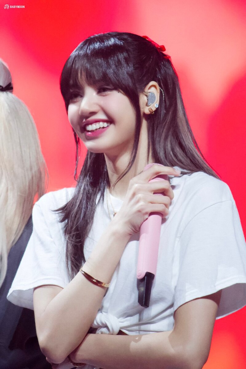 221212 BLACKPINK Lisa - 'BORN PINK' Concert in Paris Day 2 | kpopping