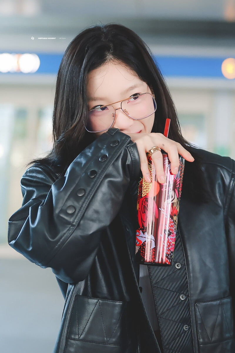 231004 Taeyeon - Incheon International Airport documents 4