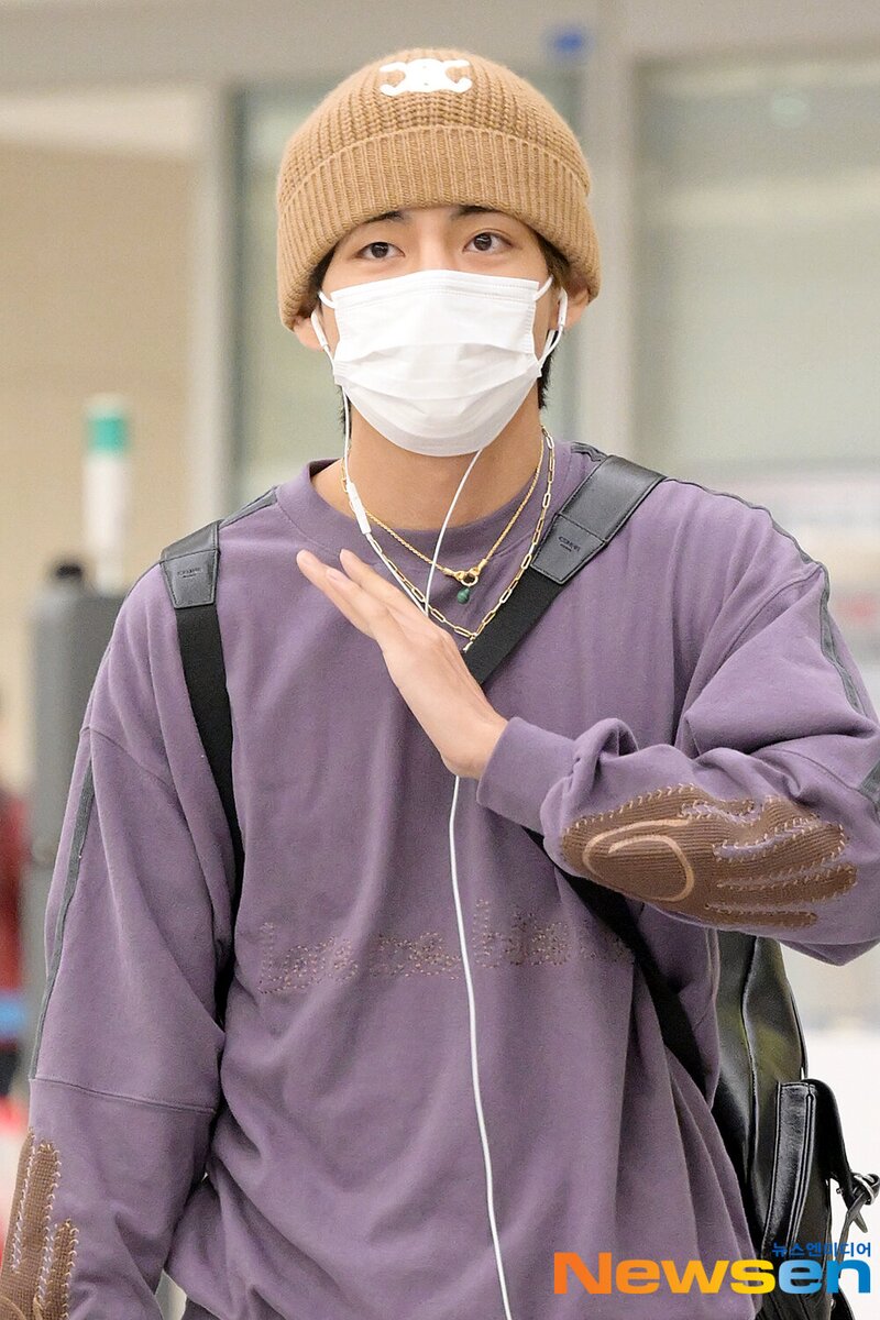 231026 BTS V at Incheon International Airport documents 1