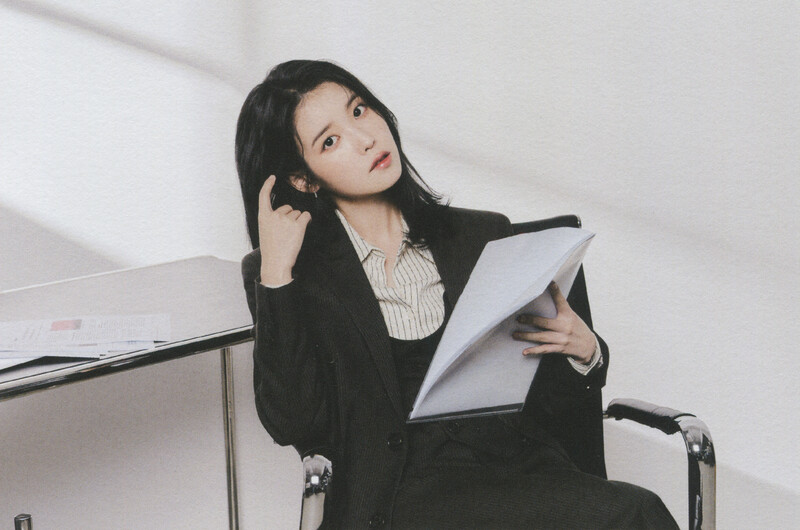 IU - 5th Official ‘UAENA’ Fanclub Kit [SCANS] documents 3