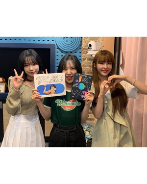 220622 Wendy's Youngstreet instagram update with WOOAH Nana & Jo Yuri