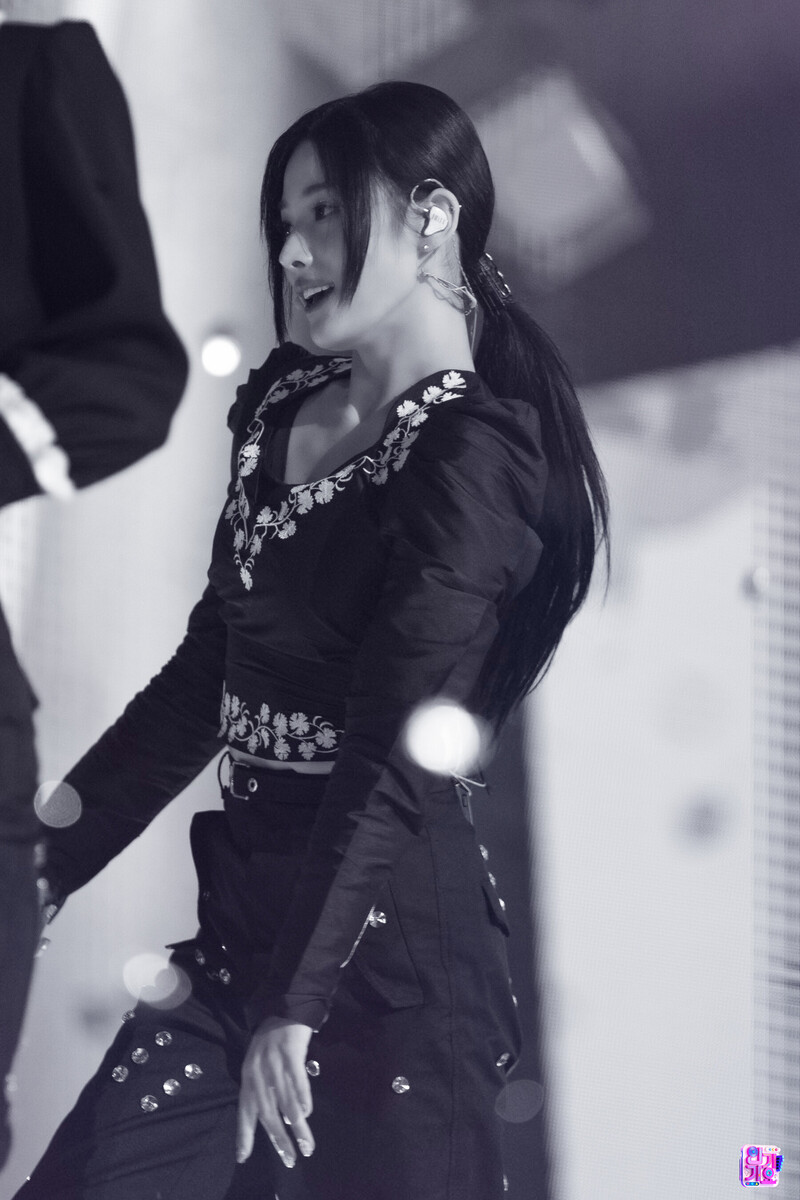 221009 NMIXX Jinni - 'DICE' at Inkigayo documents 6