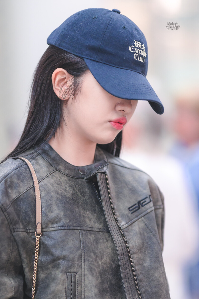 240603 IVE Yujin at Incheon International Airport documents 2