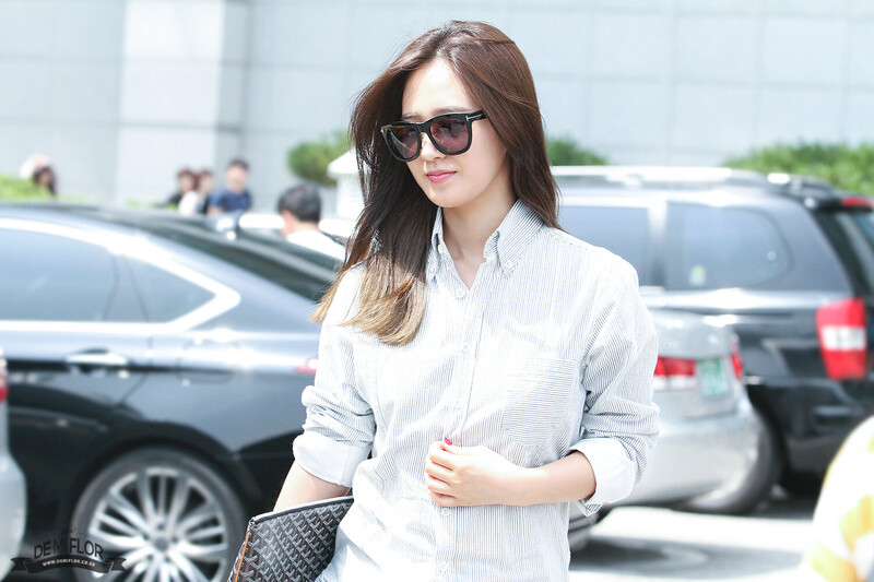 140607 Girls' Generation Yuri at Incheon Airport documents 1