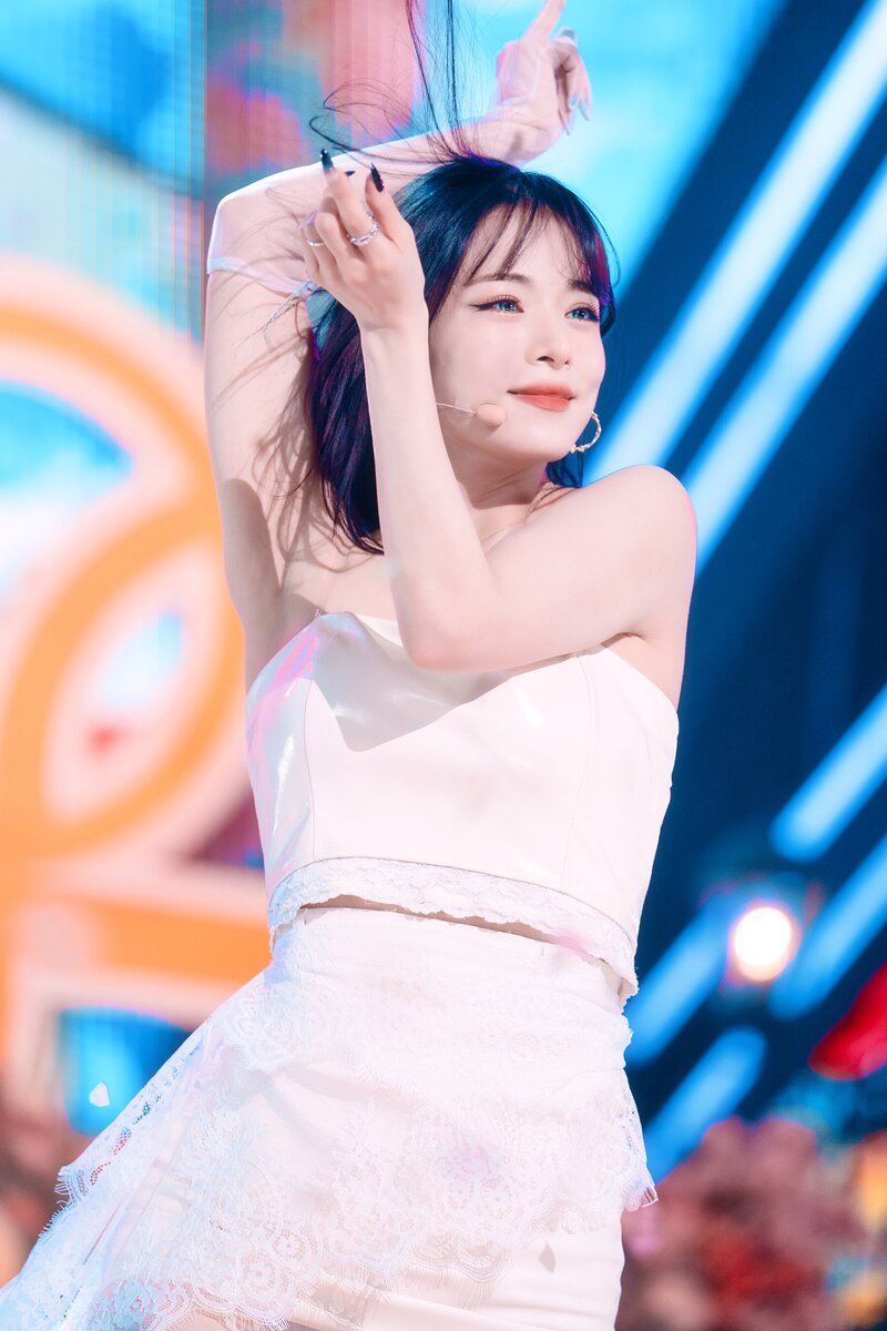220123 fromis_9 Chaeyoung - 'DM' at Inkigayo documents 19