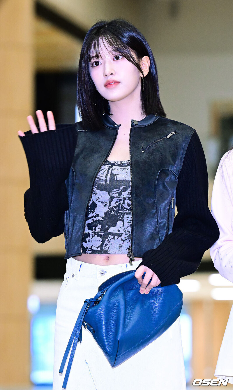 240921 IVE Yujin at Gimpo International Airport documents 1