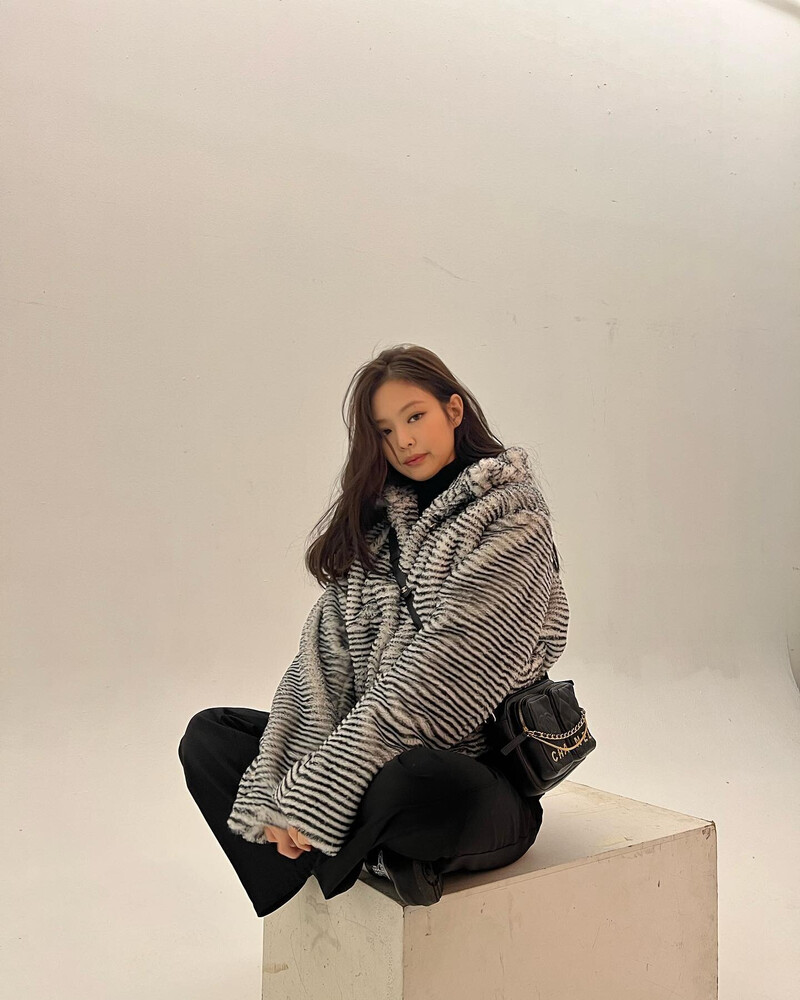 220125 - JENNIE Instagram Update documents 7