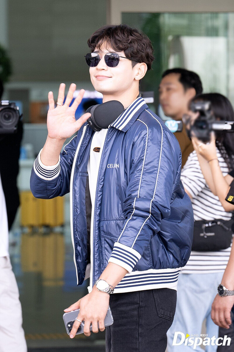 230720 SHINEE Minho at Incheon International Airport heading to Madrid, Spain documents 5