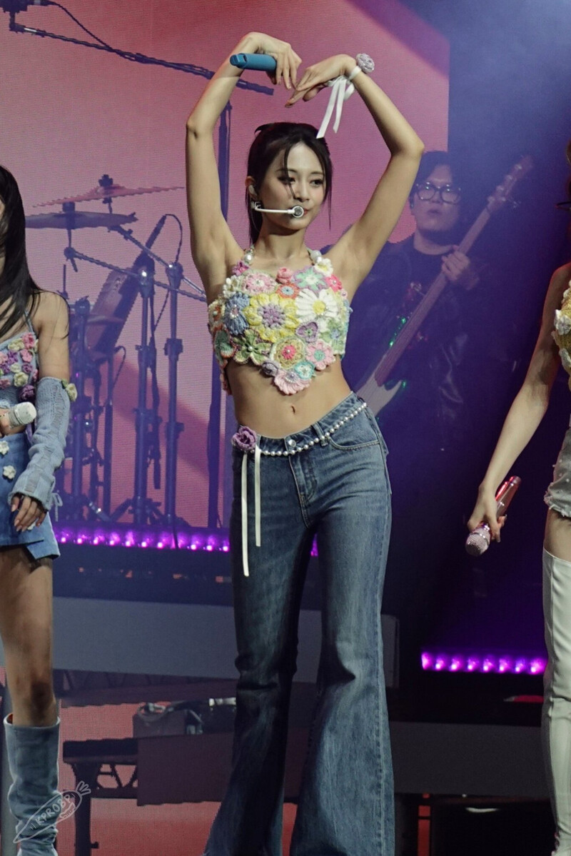 230907 TWICE Tzuyu - ‘READY TO BE’ World Tour in London Day 1 documents 1