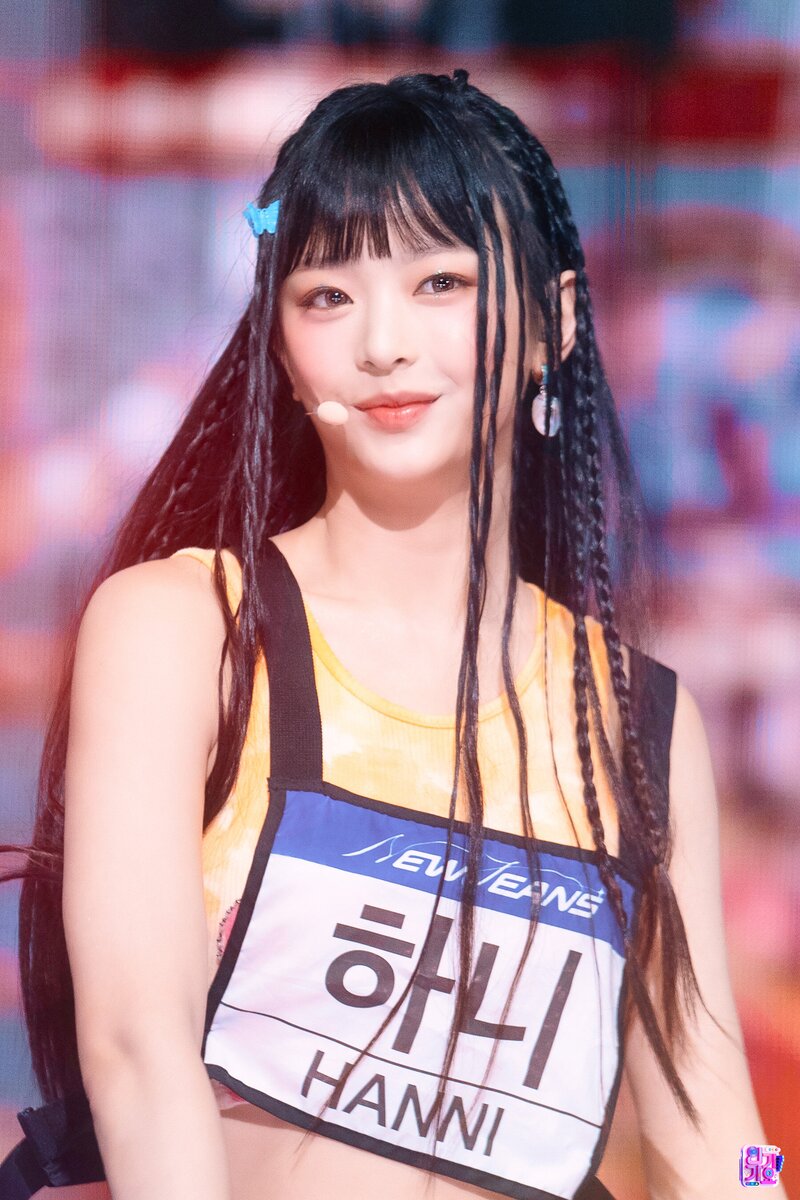 220821 NewJeans Hanni - 'Attention' at Inkigayo documents 18