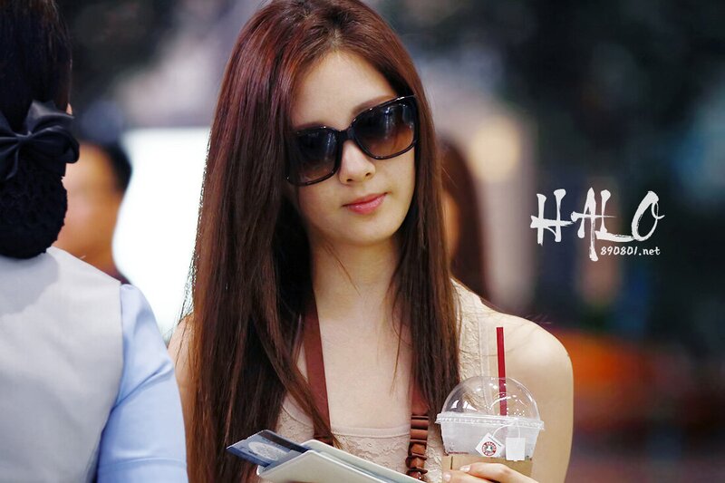 120812 Girls' Generation Seohyun at Gimpo Airport documents 1