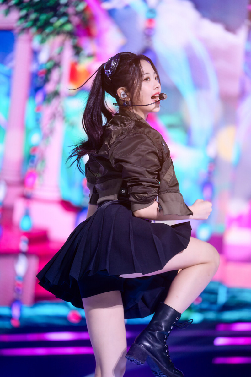 220508 LE SSERAFIM Eunchae - 'Blue Flame' at Inkigayo documents 9