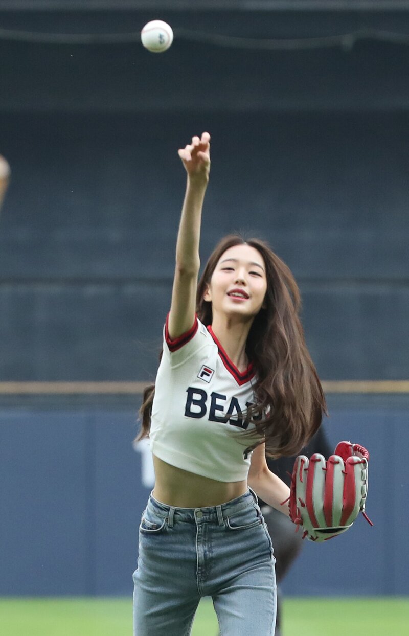220619 IVE Wonyoung - Doosan Bears First Pitch documents 11