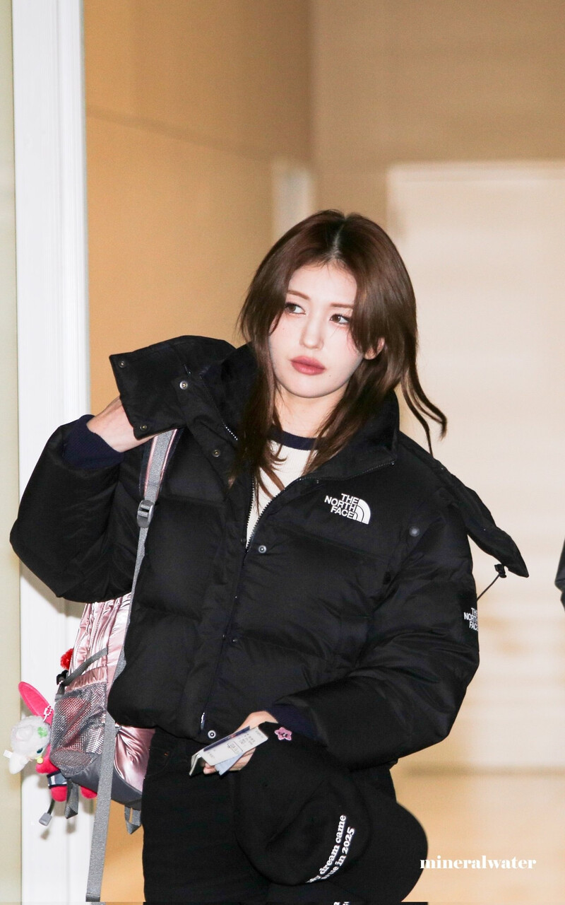 250102 Jeon Somi at Incheon Airport documents 8