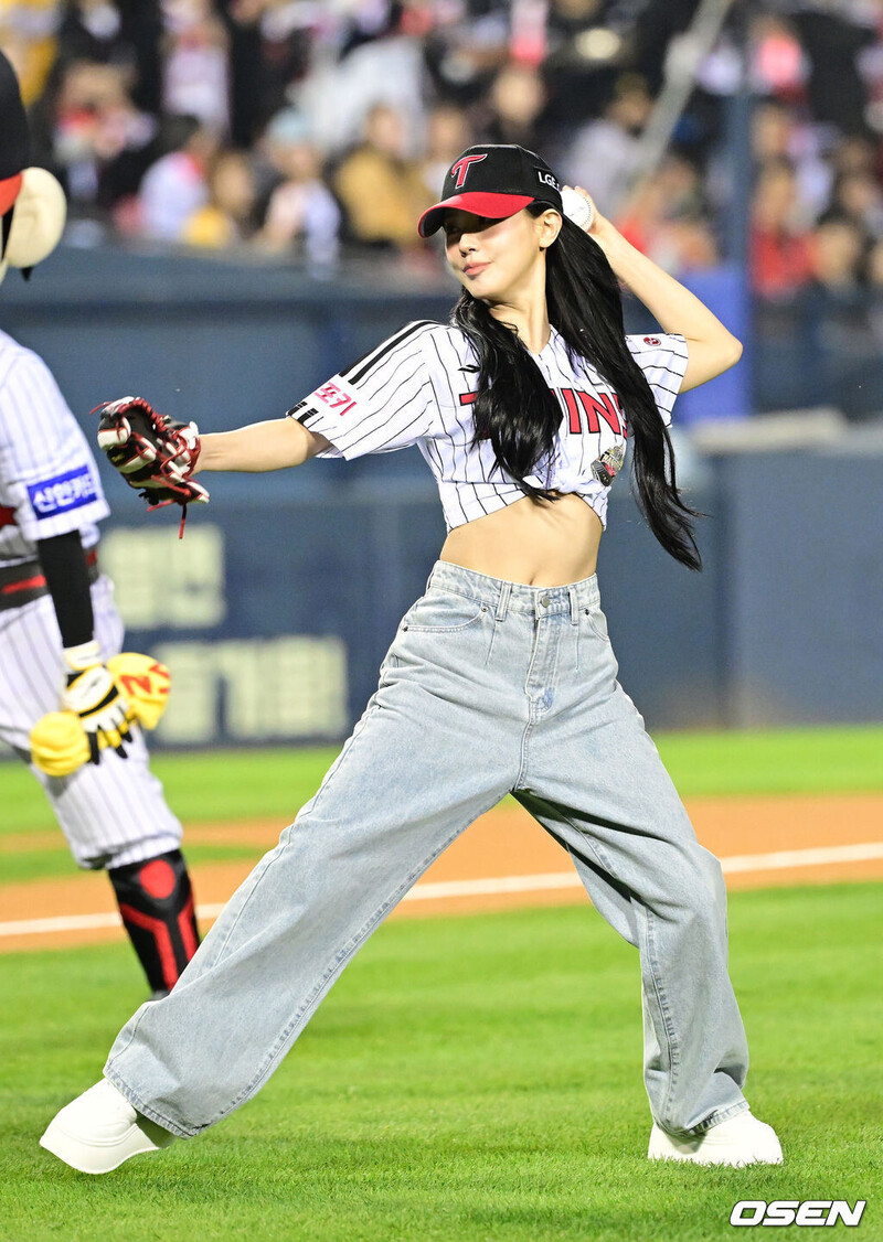 (G)I-DLE's Miyeon throws First Pitch for LG Twins documents 2