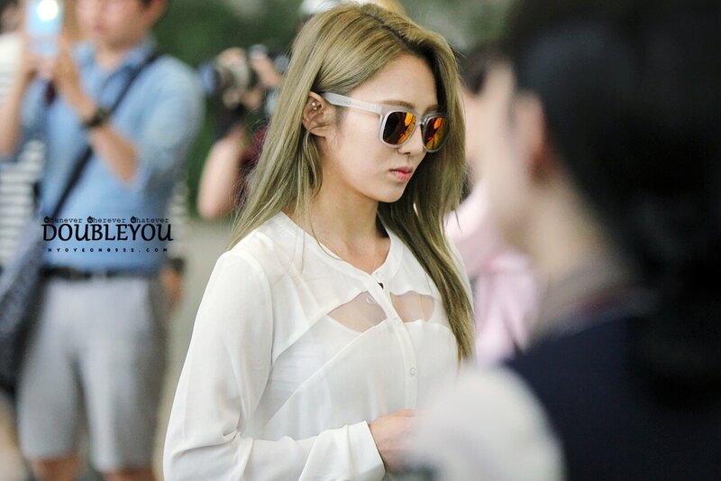 140522 Girls' Generation Hyoyeon at Gimpo Airport documents 1