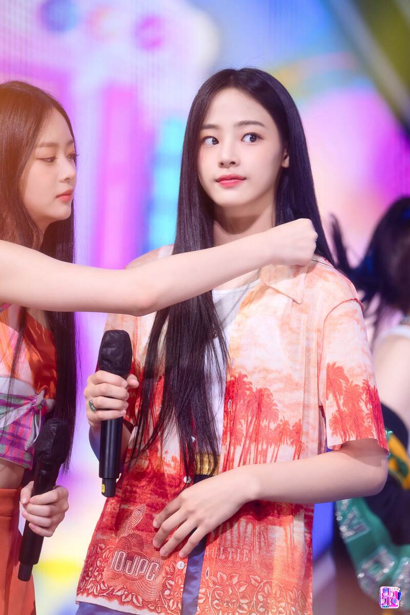 220814 NewJeans Minji - 'Attention' at Inkigayo documents 11