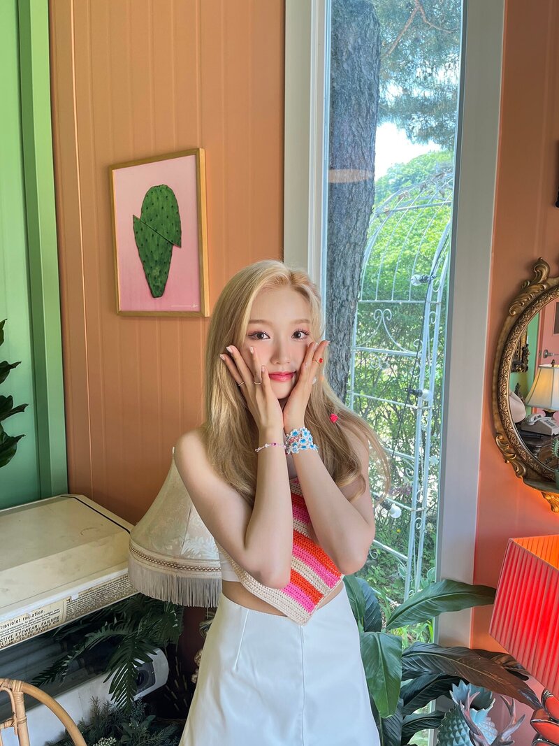 220902 LOONA Twitter Update - GoWon documents 4