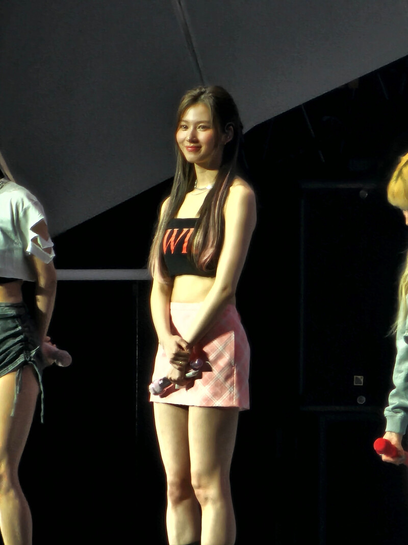 230503 TWICE Sana - ‘READY TO BE’ World Tour in Sydney Day 2 documents 27