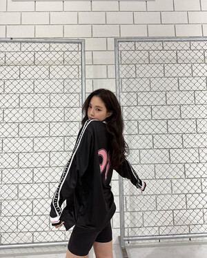 221124 Son Naeun Instagram Update