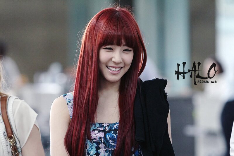 120519 Girls' Generation Tiffany at Incheon Airport documents 5