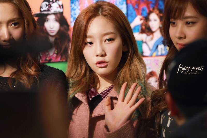 130102 Girls' Generation Taeyeon at SM Pop-up store documents 3