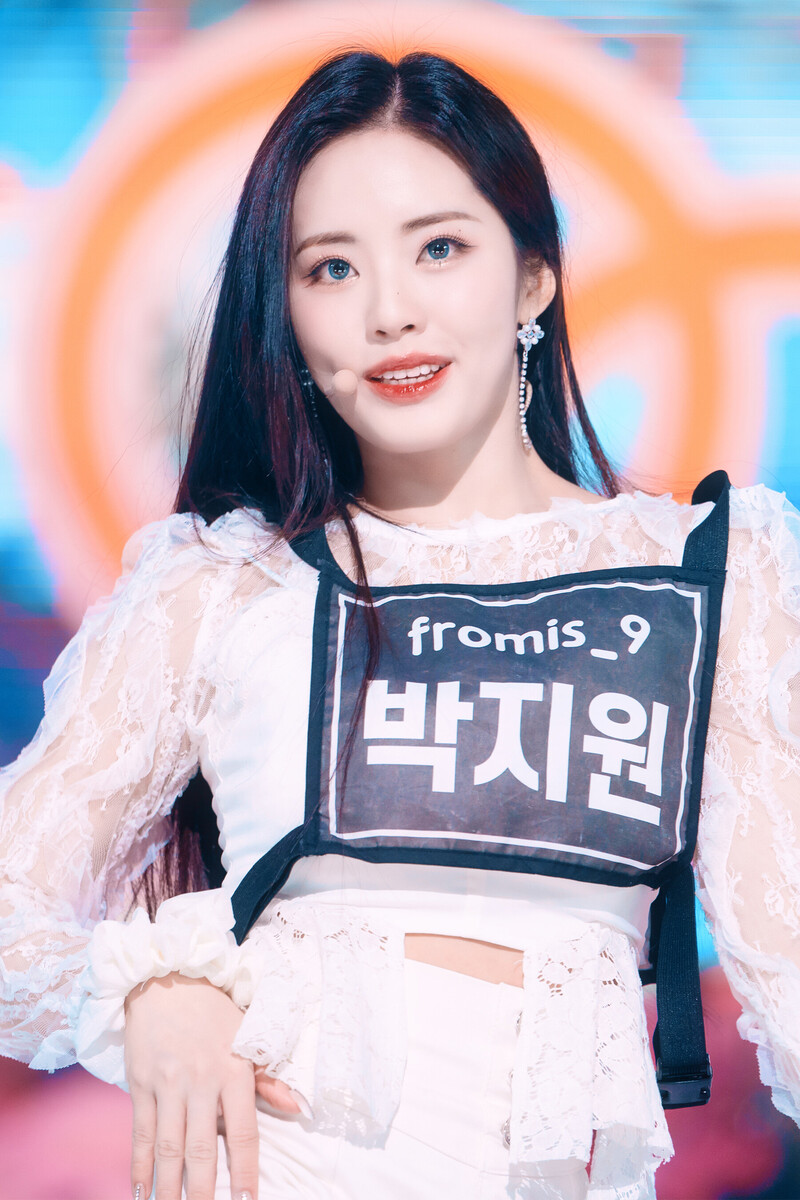 220123 fromis_9 Jiwon - 'DM' at Inkigayo documents 14